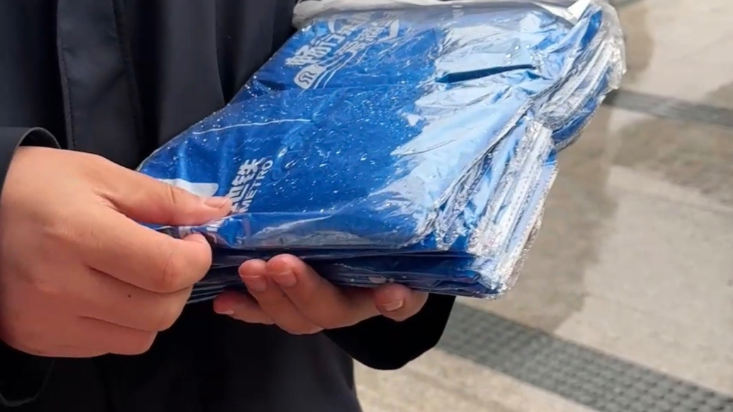 春雨里的温暖，济南地铁给球迷送上雨衣 球迷：给济南地铁点赞