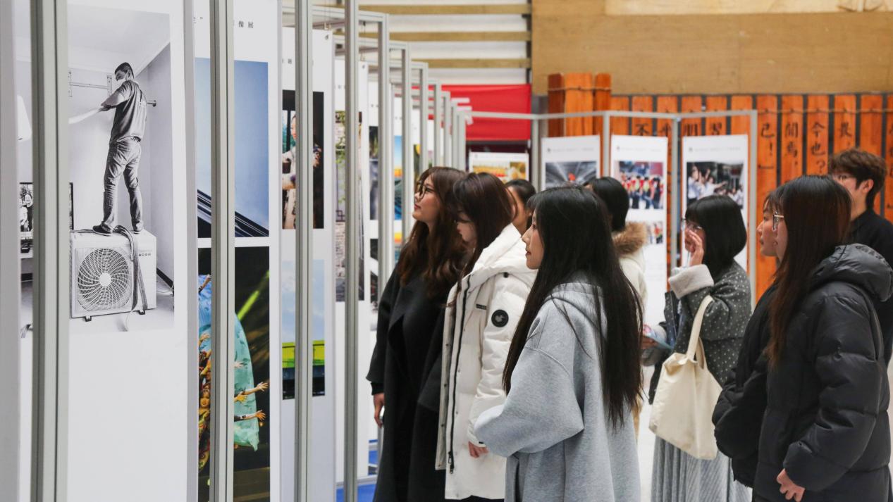 “项目提升年 泉城有木兰”校园专场影像展在济南工程职院举行