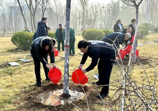 共绘校园绿色画卷 济南工程职业技术学院开展植树节主题活动