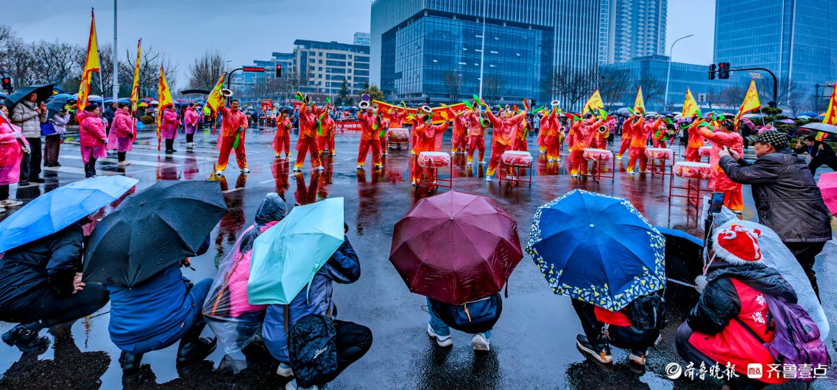 新春随手拍|小雨添景致，街头欢乐多
