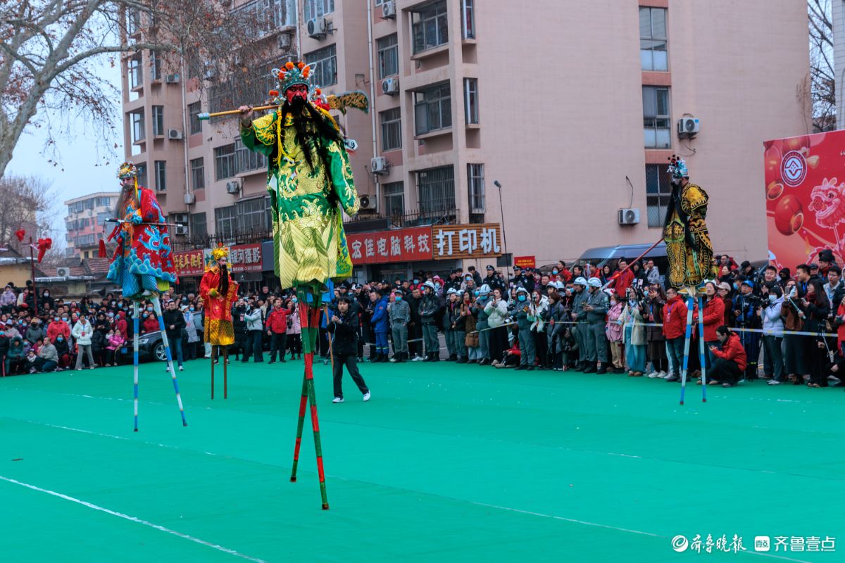 新春随手拍|小雨添景致，街头欢乐多