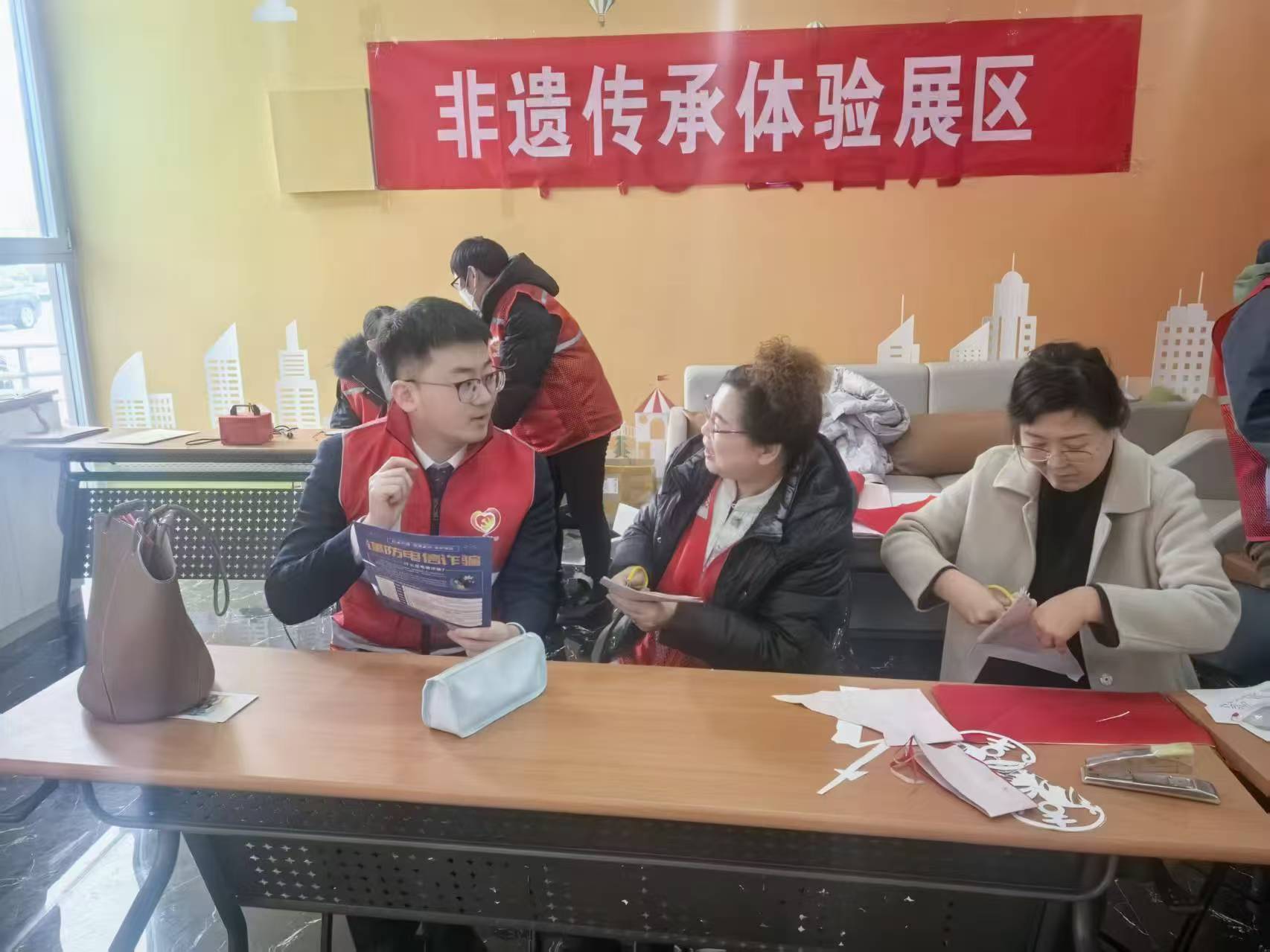 恒丰银行东营河口支行：社区集市开摊 反诈宣传同行