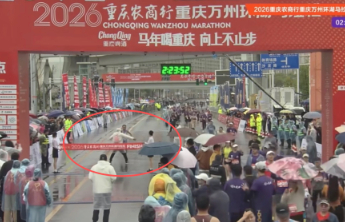 马拉松冠军冲线遭误拦，眼镜被遮挡不是责任失位的挡箭牌