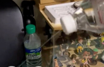 男子购一箱纯净水,12瓶均带针眼,喝完不适,监管称商家无该批次进货记录