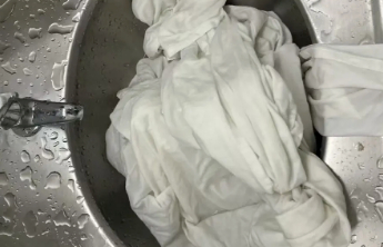 月经弄脏火车卧铺床单，不清洗就赔180元是不是强人所难