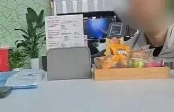 车主被4S店拉黑，门店：去年其免费用餐超260次，吃完还打包，警方正调查