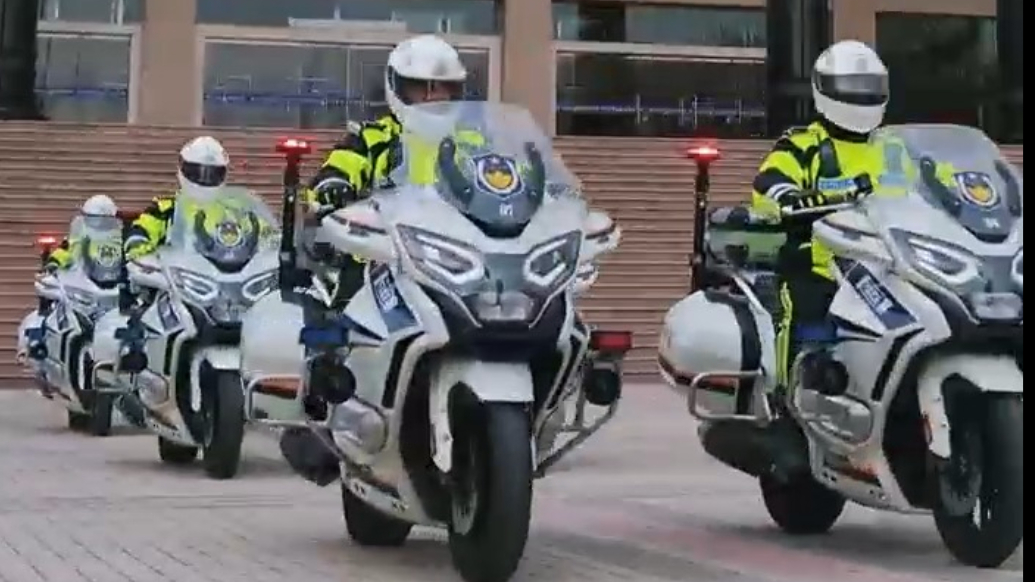 果然视频丨不是所有疾驰都在赛道上，我们的奔赴只为守护万家平安