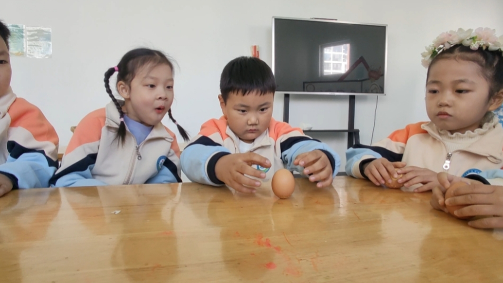 果然视频丨即墨幼儿园萌娃挑战“立蛋”，反复尝试成功
