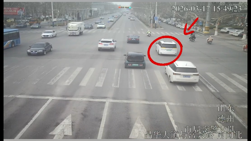 争分夺秒！男子左手被卷入机器，德州骑警紧急开道护送就医