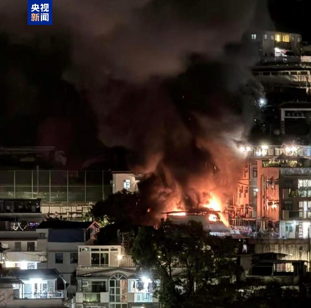 香港荃湾老围地区发生火灾，已疏散约100人