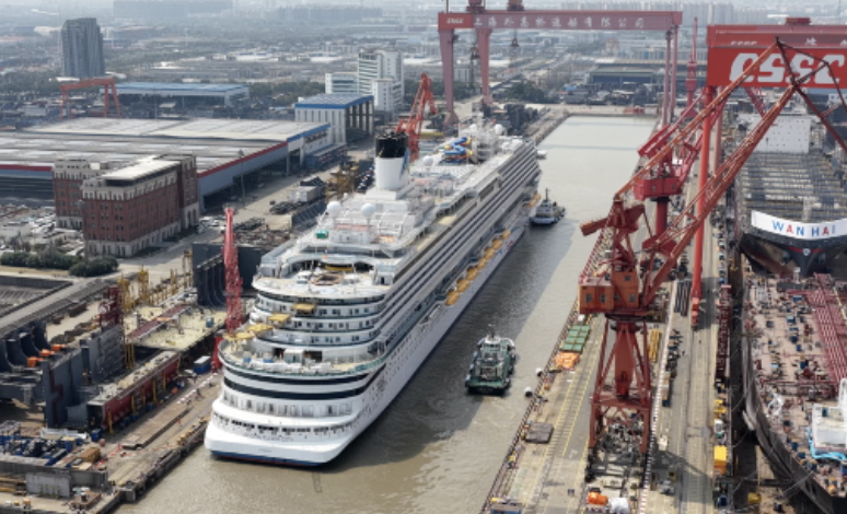 第二艘国产大型邮轮“爱达·花城号”出坞