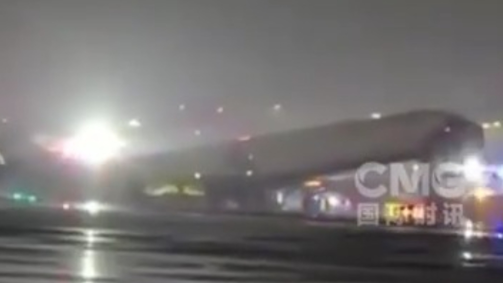 美国纽约机场客机与消防车相撞，已致2人死亡