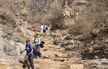 壹点调查|野路崎岖难辨、涧底手机没信号……记者实探：龙洞探险没那么简单