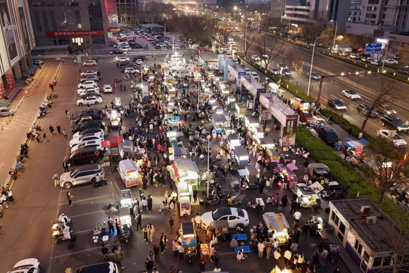 光·遇｜白天停车场晚上变夜市：淄博一座停车场的昼夜交替