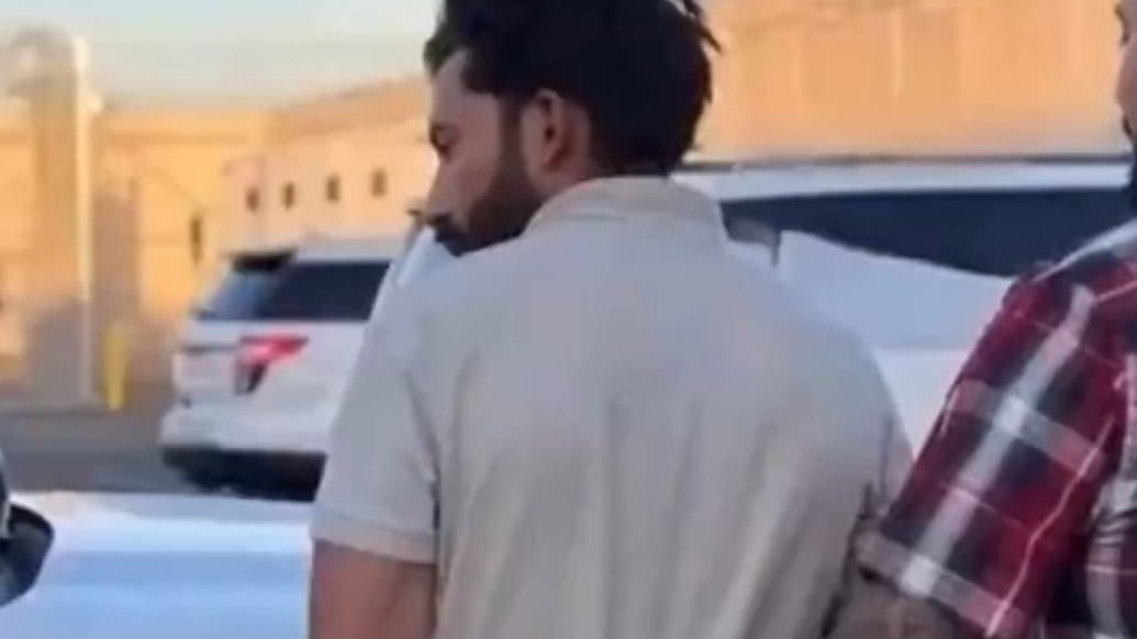 美国一女子熟睡惊醒，发现一男子深夜潜入家中，正坐在床边吮吸她的脚趾，男子被判6年8个月