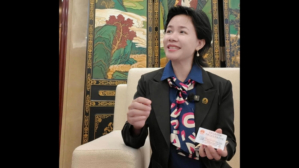 中国越南商会会长茶楣晒出她的中国永居证：“看，我的五星卡，937代表外国人在山东”