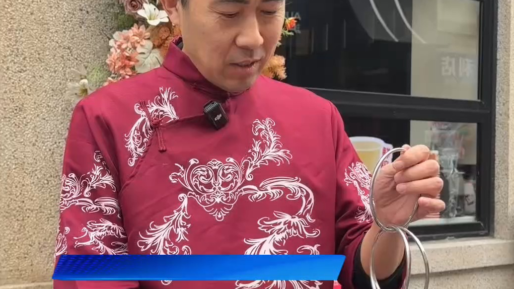 果然视频｜到底咋变的？小朋友在烟台朝阳街被传统戏法“硬控”