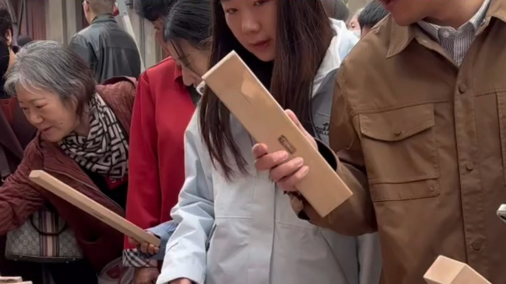 果然视频｜50个非遗、文创项目齐聚朝阳街，小学生围观柳编摊位