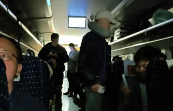 D3665次列车停电被困隧道3小时，乘客称小孩热哭了但不让砸窗，多人用手机灯光照明