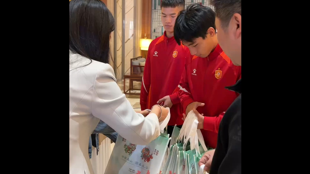 果然视频｜泰安文旅宠客模式开启，参赛球队人手一份大礼包