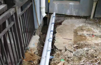 帮办·追踪|管用！小区粪水外溢臭气熏天一事，报道后已开始维修