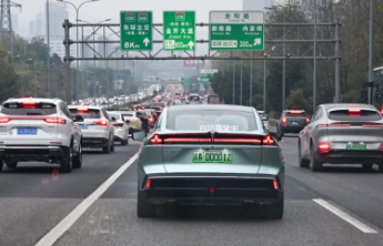 都市车界|告别理赔扯皮 自费升级硬件也能赔！智驾车终于有“专属保障” 