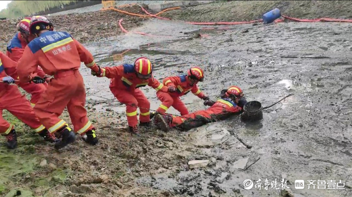 果然视频|老人捡田螺被困淤泥中，五名消防员合力救援