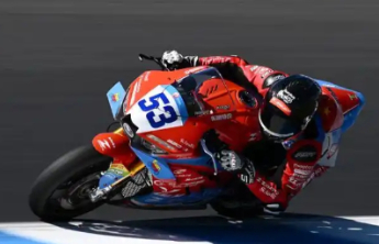 现实版“飞驰人生”，国产张雪机车夺冠为何这么燃？