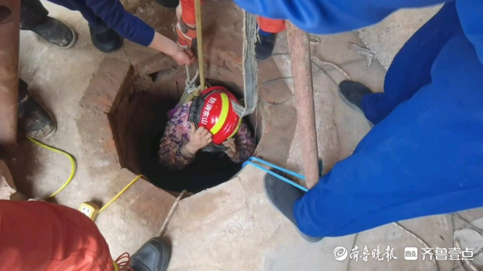 果然视频|女子不慎坠入六米深井，消防员悬绳将其救出