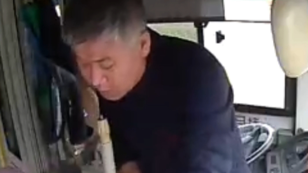 果然视频丨听障乘客上错公交车，司机手写纸条暖心帮扶