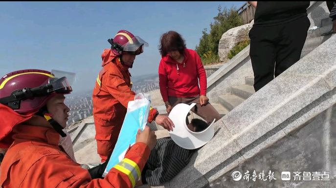 果然视频|男孩爬山摔伤被困，消防员用担架将其抬下山