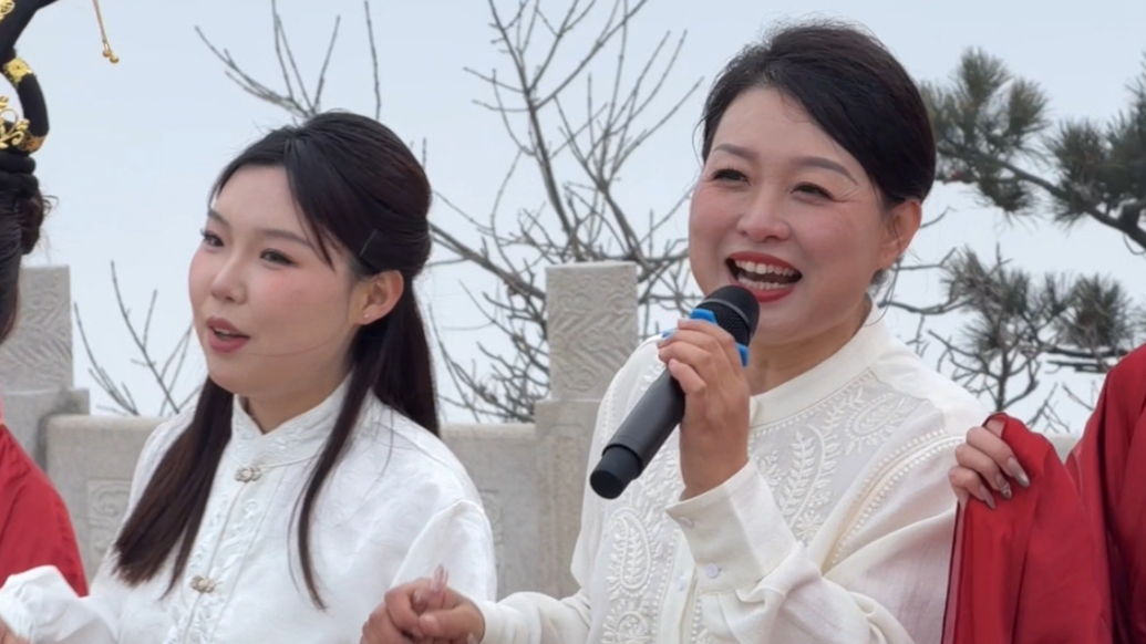 果然视频｜央视群众足球邀请赛，泰山职业技术学院泰山雅乐团在泰山与青海玉树啦啦队献舞