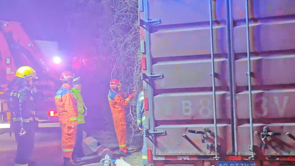 果然视频丨货车失控冲入高速绿化带 消防成功救援