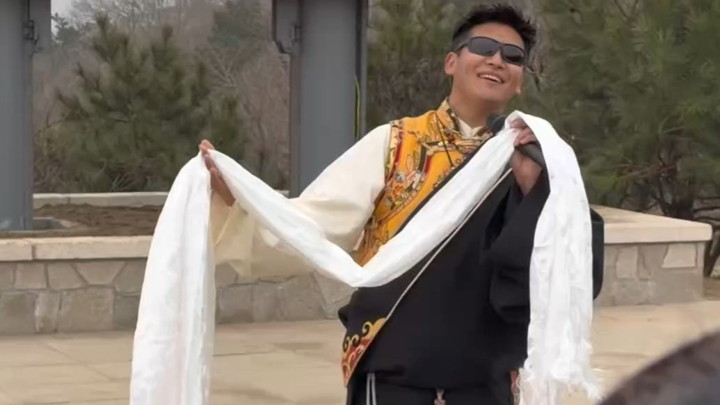 果然视频｜青海玉树康巴汉子放声高歌，电视剧《生命树》插曲《年轻的朋友》，响彻泰山之巅