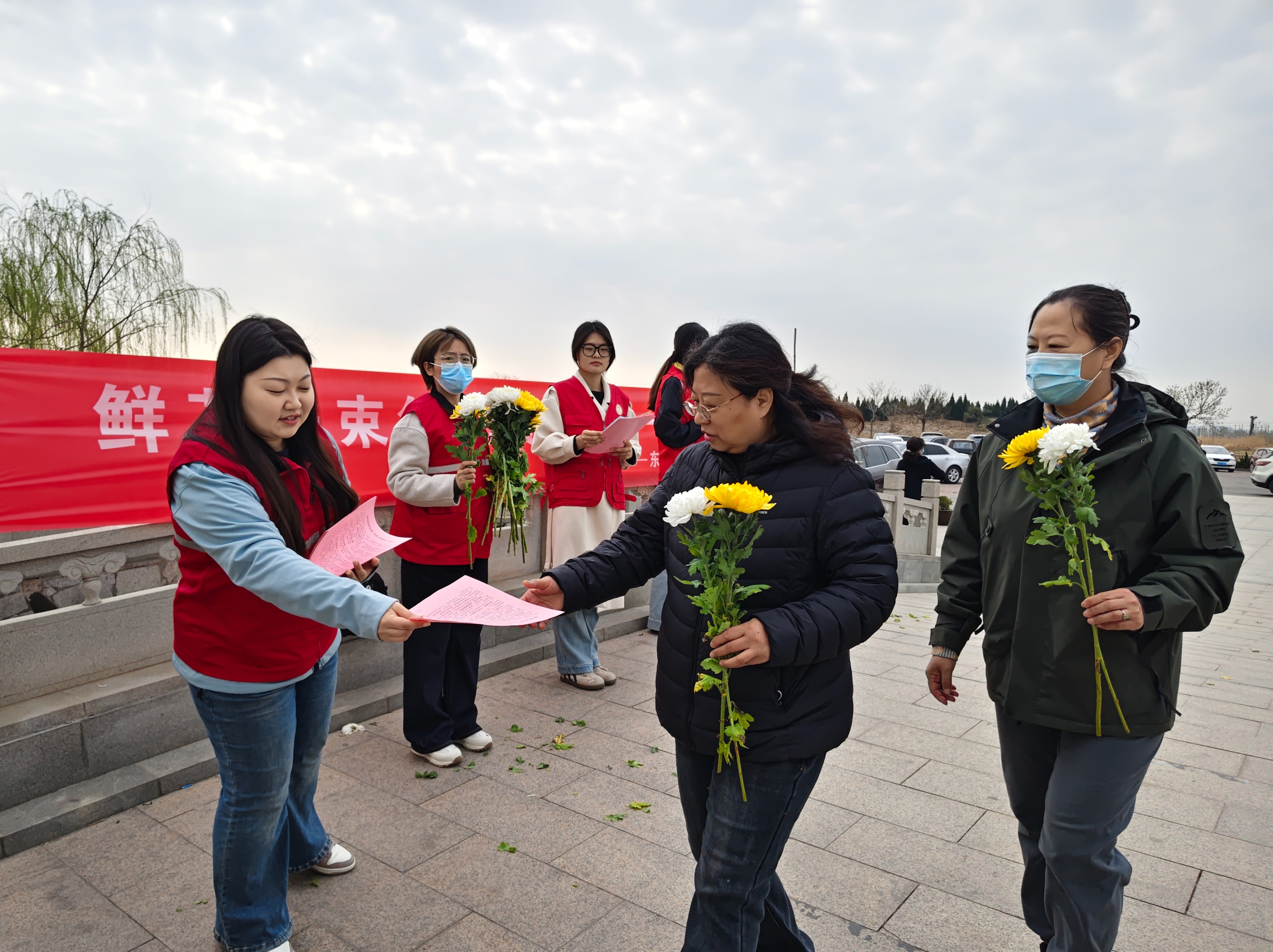 鲜花换纸钱 文明寄哀思丨东营区举办绿色清明祭扫主题活动