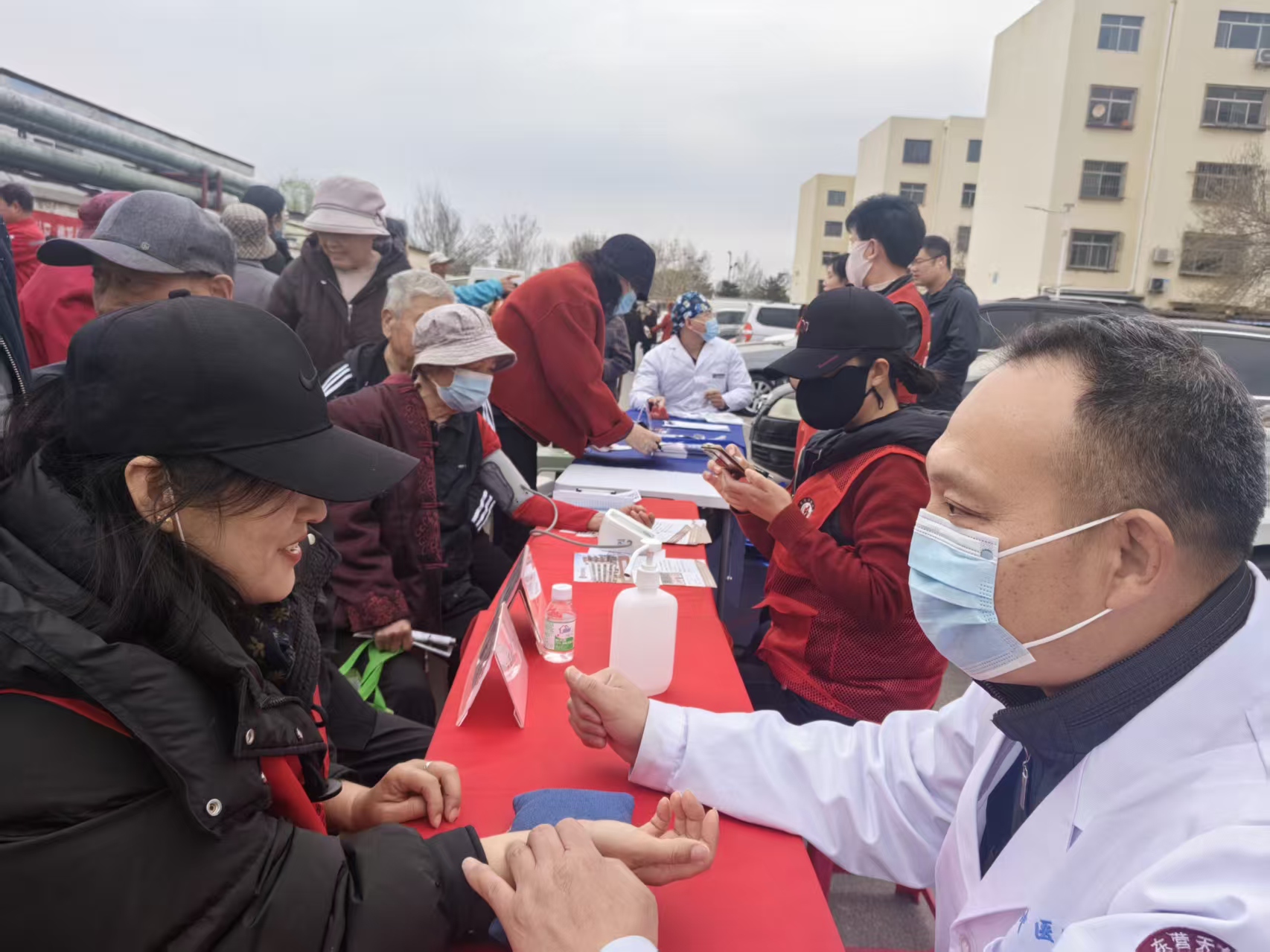 东营区科普志愿服务队与胜泰社区联合开展科普公益市集活动