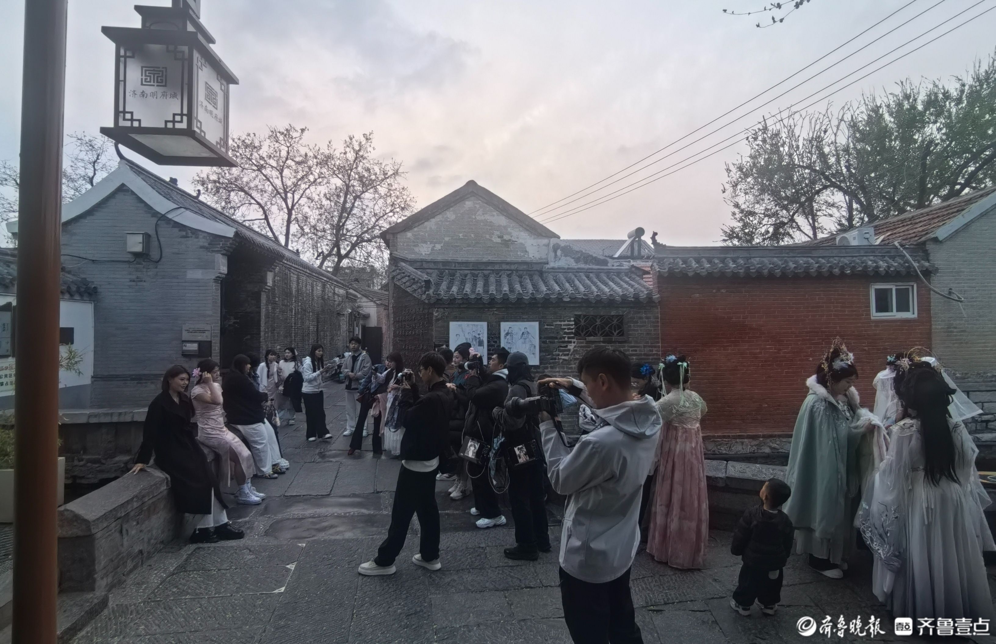 果然财经|起凤桥商拍实录：15元一张照片，日入千元算“上岸”