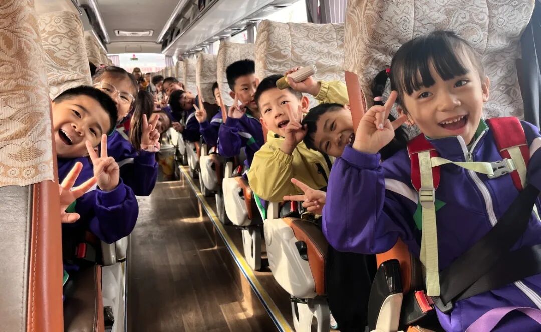 春日研学正当时！临沂商城实验学校萌娃走进雕塑广场