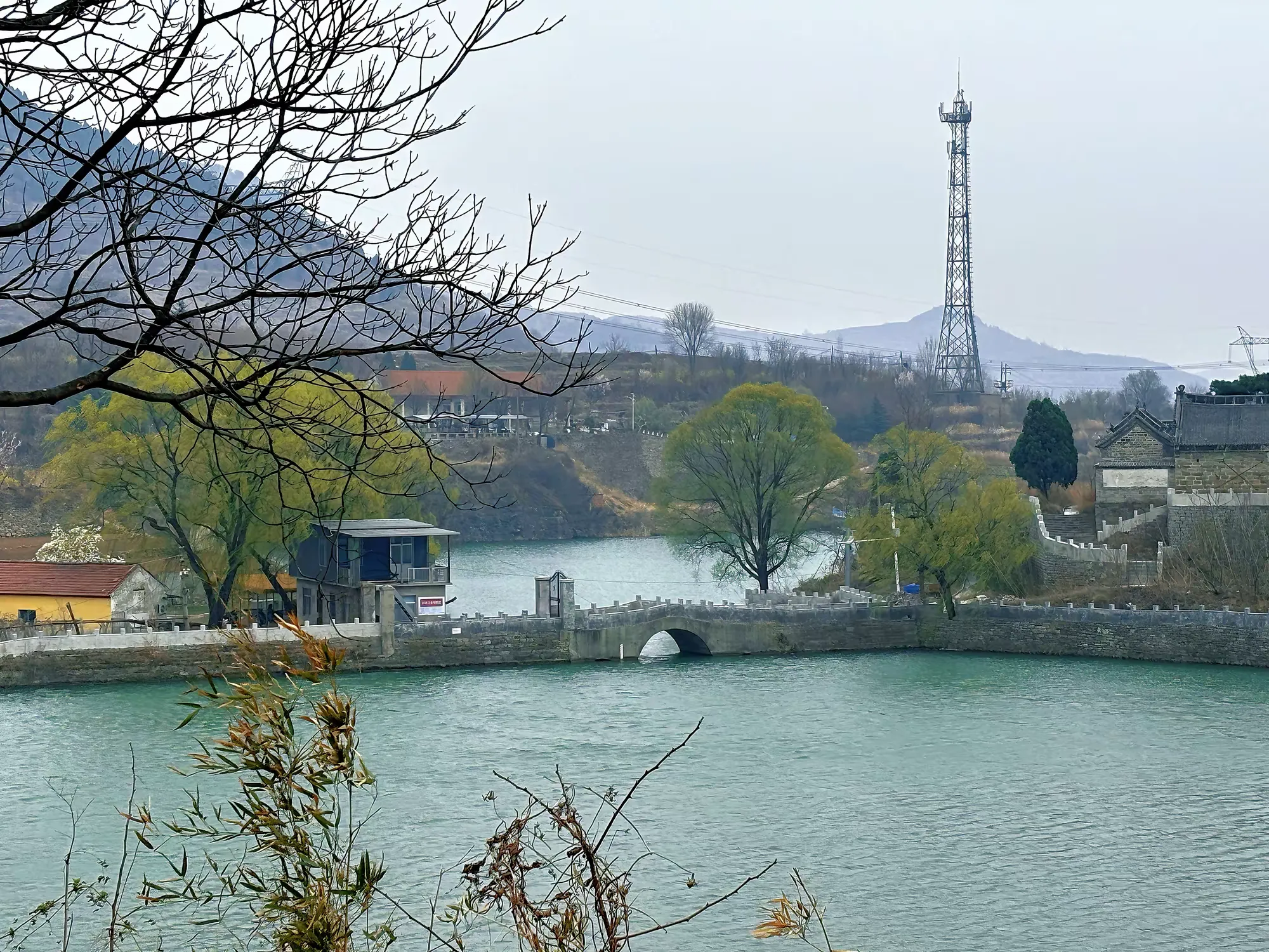 一湾春水两岸山，三角湾村四月天