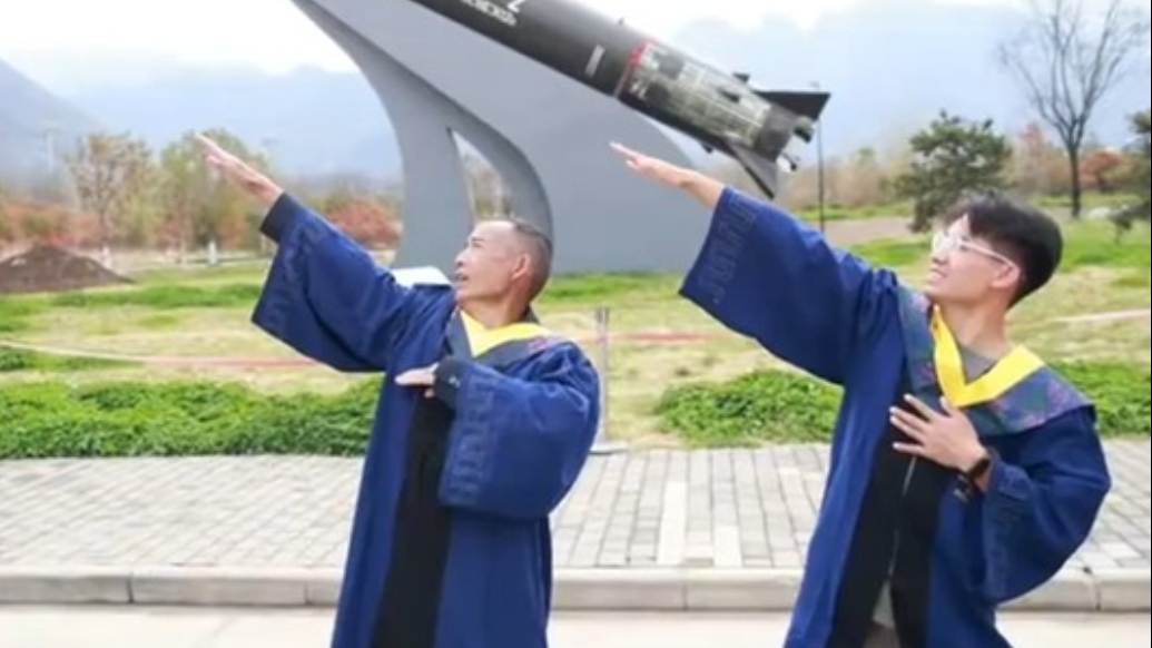 西工大研究生攒钱接父亲参加毕业典礼