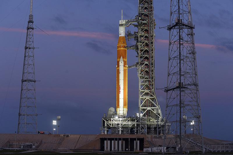 美载人绕月飞行任务进入最后准备阶段