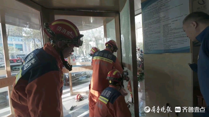 果然视频|女孩不慎手卡旋转门空隙中，消防员破门施救