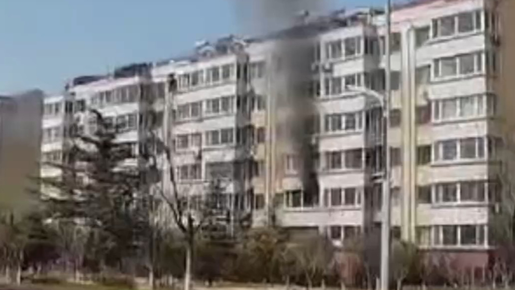 果然视频｜“救人最重要”！楼房起火，俩外卖小哥逆行疏散居民