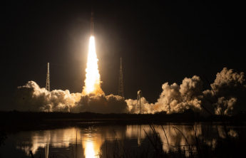 美国执行载人绕月任务火箭发射升空