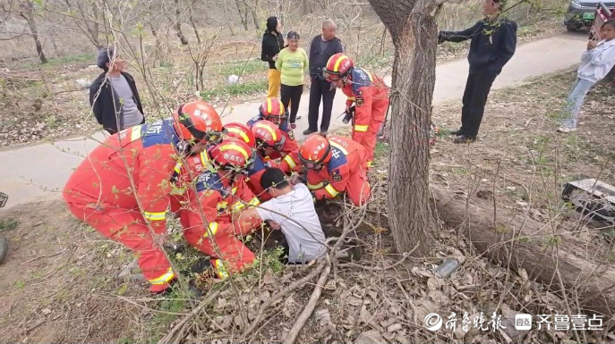 果然视频|男子不慎坠入六米深井，消防员搭梯施救