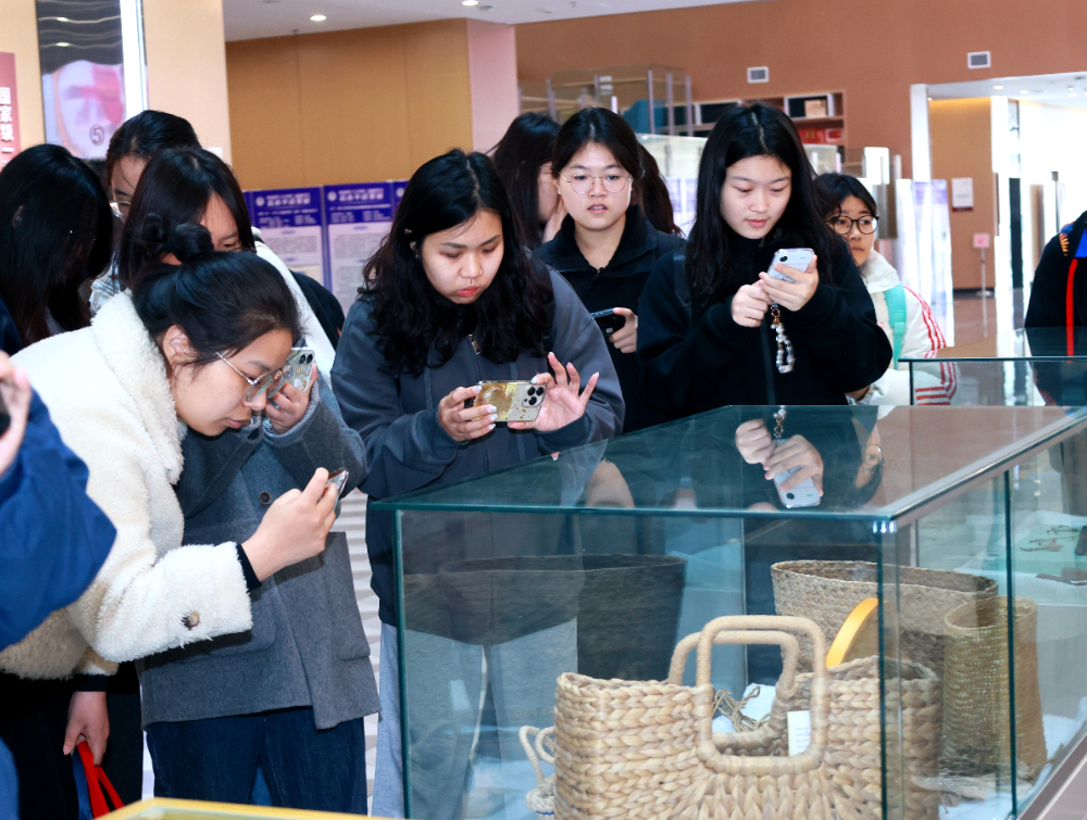 一编一织皆传承！青岛草编展走进青岛理工大学