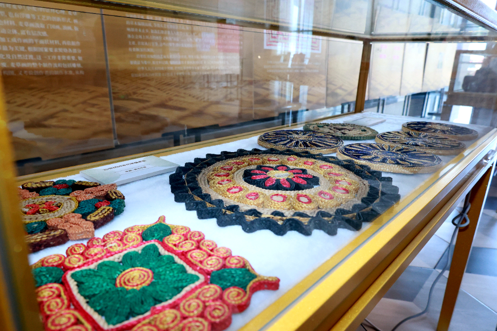 一编一织皆传承！青岛草编展走进青岛理工大学