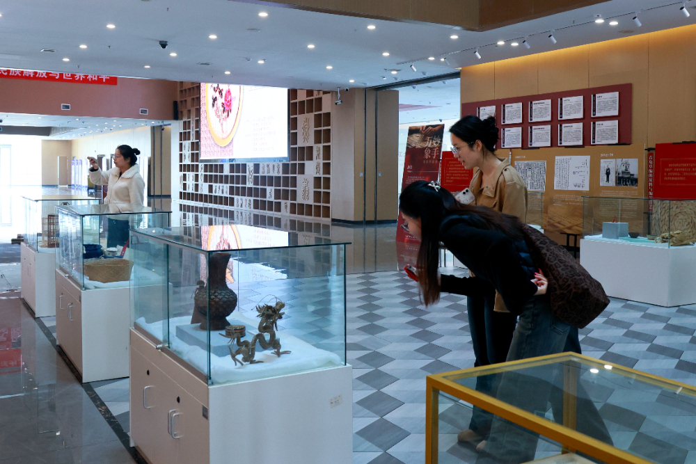 一编一织皆传承！青岛草编展走进青岛理工大学