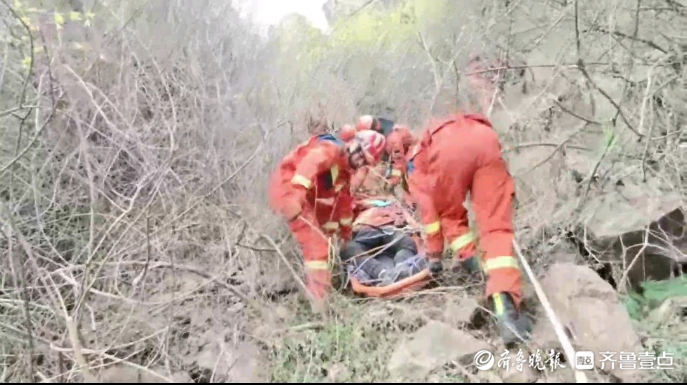 果然视频|男子爬山摔伤被困密林中，救援人员历时五小时帮其脱困