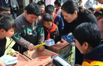 壹点公益|“城堡行动”走进邹城，为70名孤困青少年送去温暖包